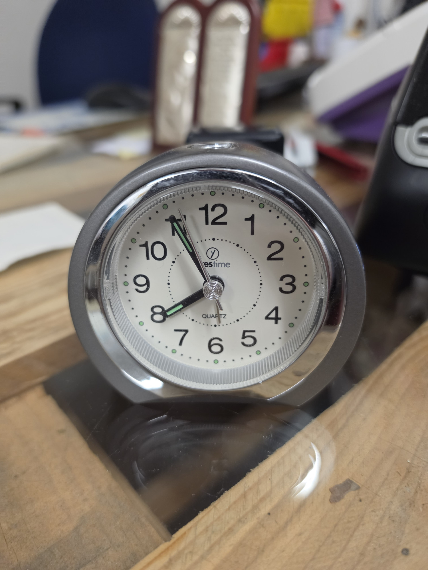 Orologio grigio con sveglia
