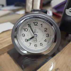 Orologio grigio con sveglia